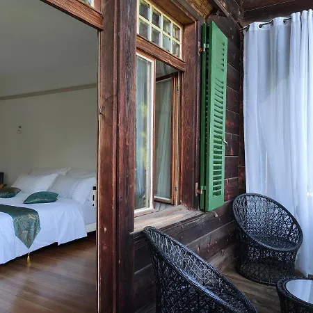 Peaks View Chalet Bed & Breakfast